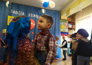 Dzieci tańczą walczyka.