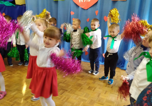 Dzieci tańczą taniec z pomponami.