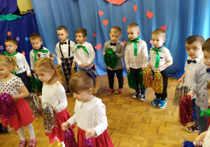Dzieci tańczą taniec z pomponami.
