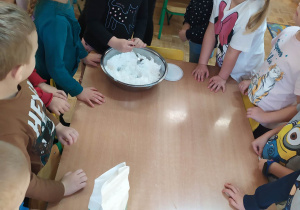 Dzieci robią masę porcelanową.