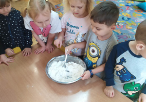 Dzieci robią masę porcelanową.