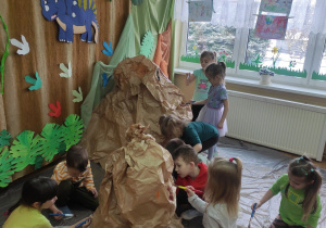 Dzieci malują wulkan.