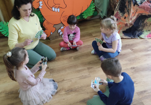 Dzieci grają w Karty z dinozaurami.