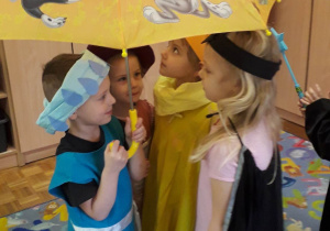 Dzieci schowane pod parasolem