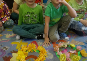 Dzieci układają wiosenne wianki.