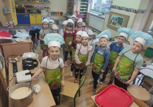 Dzieci przygotowują się do pieczenia gofrów.