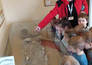 Dzieci zwiedzają wystawę archelogiczną.
