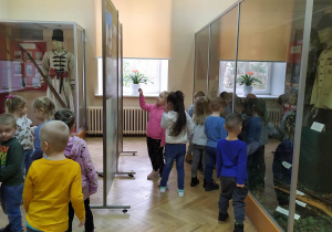 Dzieci zwiedzają wystawę historyczną.