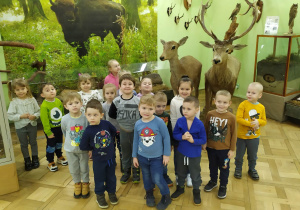 Dzieci w sali przyrodniczej.
