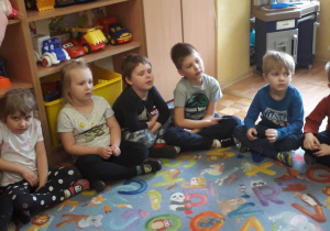 Dzieci słuchają czytanej bajki