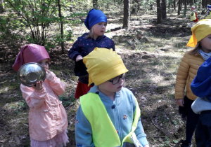Dzieci szukają skarbów z bajki o Złotowłosej.