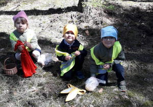 Dzieci znalazły skarby z bajki o Kapturku.