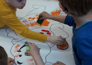 Dzieci malują misia - giganta.