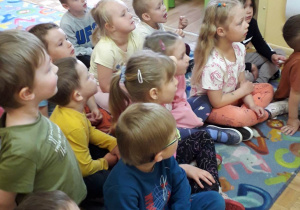 Dzieci uważnie słuchają bajki.