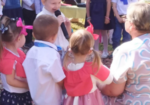 Dzieci z Biedronek recytują wierszyki