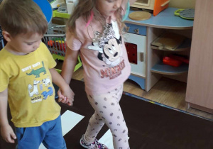 3-latki uczą się poprawnie przechodzić po pasach