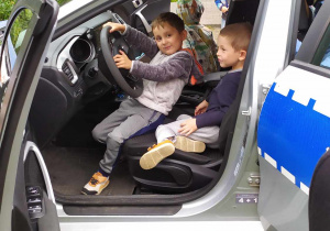 Chłopcy z grupy 5-latków w samochodzie policyjnym.