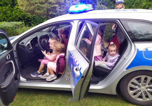Dzieci z grupy 3-latków w samochodzie policyjnym.