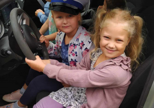 Dziewczynki z grupy 5-latków jako panie policjantki