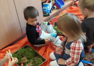 Dzieci robią tacki z wykorzystaniem jesiennych darów