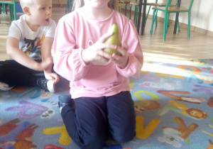 Dziewczynka układa mandalę z owoców