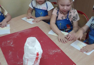Dziewczynki w trakcie robienia ciasteczek