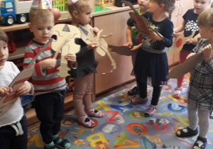 Grupa maluszków gra na instrumencie.