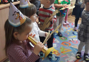 Dzieci naśladują grę na instrumentach
