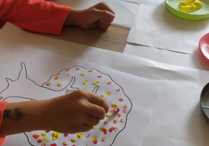 Dzieci stemplują patyczkami kolorowe listki