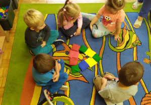 4-latki układają z woreczków trójkąt