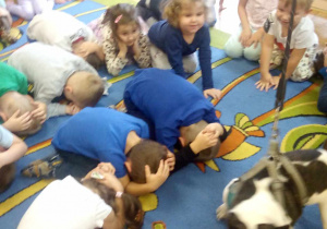 Dzieci w pozycji obronnej przed atakiem psa