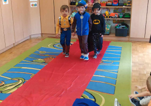 Chłopcy prezentują swoje stroje na czerwonym dywanie