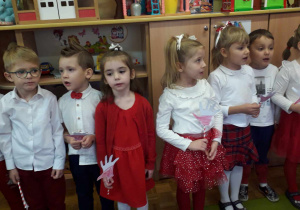 Grupa 5-latków śpiewa Hymn Polski