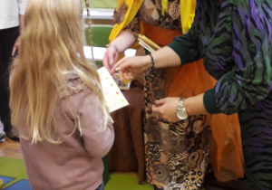 Pani wicedyrektor Monika Żyrek wręcza dziewczynce z 5-latków nagrodę - wyróżnienie