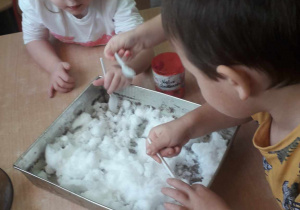 Dzieci szukają śniegowych skarbów