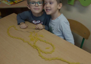 Chłopcy zrobili łańcuch z makaronu