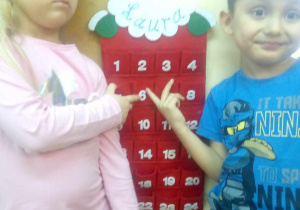 5-latki rozpoznają cyfry i odczytują je na kalenadarzu mikołajkowym
