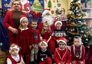Grupa 4-latków ze Świętym Mikołajem
