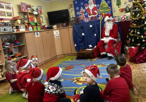 Grupa 4-latków rozmawia ze Świętym Mikołajem