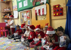Grupa 3-latków z prezentami od Świętego Mikołaja