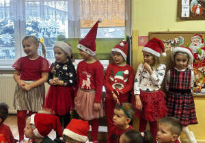 Dzieci z grupy 5-latków recytują wiersze dla Mikołaja