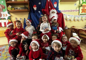 Grupa 3-latków z Mikołajem