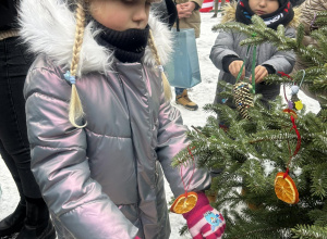 Mikołajkowa choinka grupy 5-latków na Placu Kościuszki