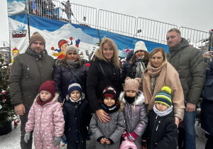 Rodzice z dziećmi i panią Agnieszką biorące udział w mikołajkowej akcji