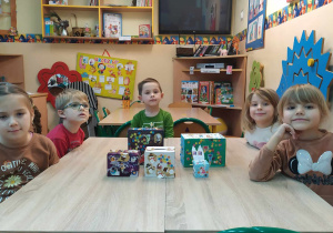 Dzieci wykonały skarbonkę z kartonowych pudełek