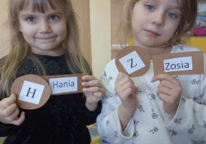Dziewczynki wyszukały swoją wizytówkę oraz pierwszą literkę swojego imienia