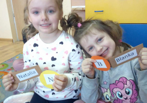 Dziewczynki wyszukały pierwszą literę swojego imienia
