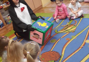 Pani Pingwinek wraz z 3-latkami naśladuje różne zwierzątka