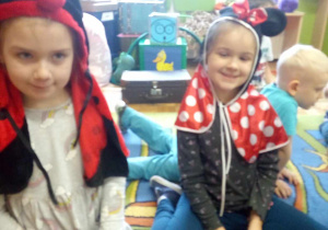 Dziewczynki z grupy 5-latków w przebraniu Biedronki i Myszka-Miki