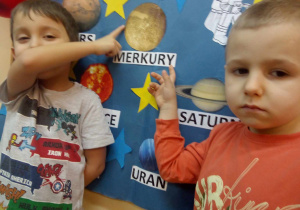 Chłopcy wskazują najmniejszą planetę w Układzie Słonecznym
